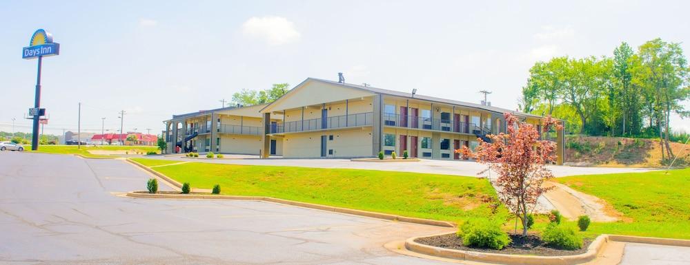 Days Inn & Suites By Wyndham Athens Exterior photo