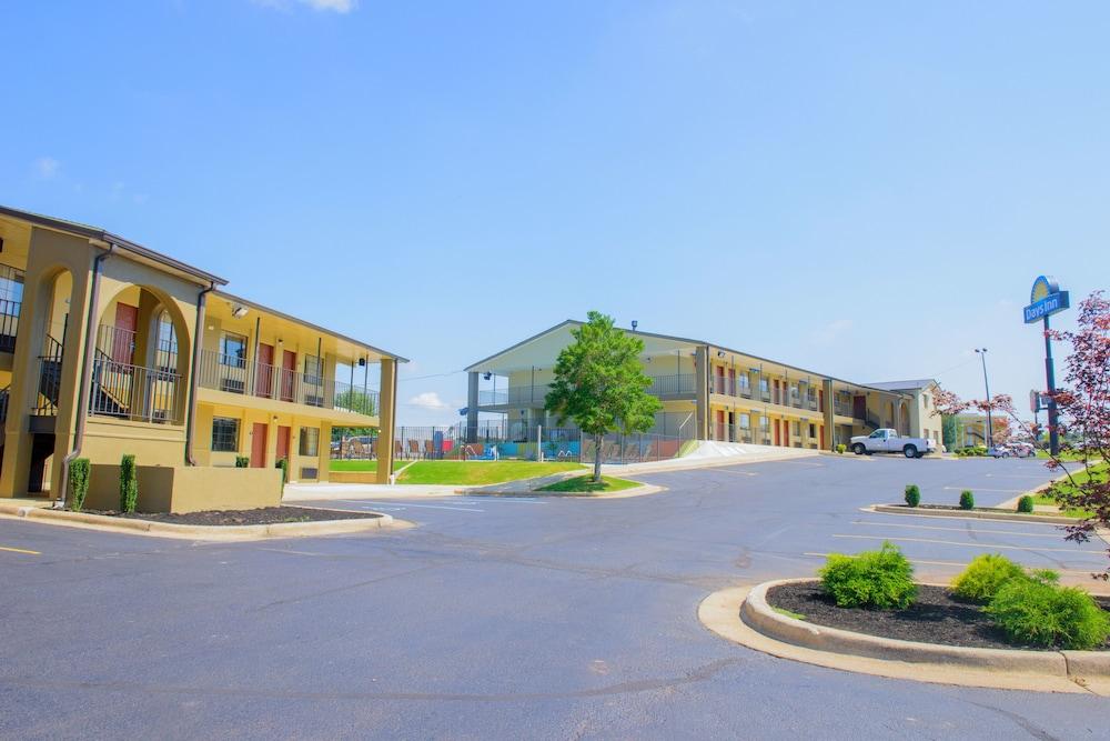 Days Inn & Suites By Wyndham Athens Exterior photo