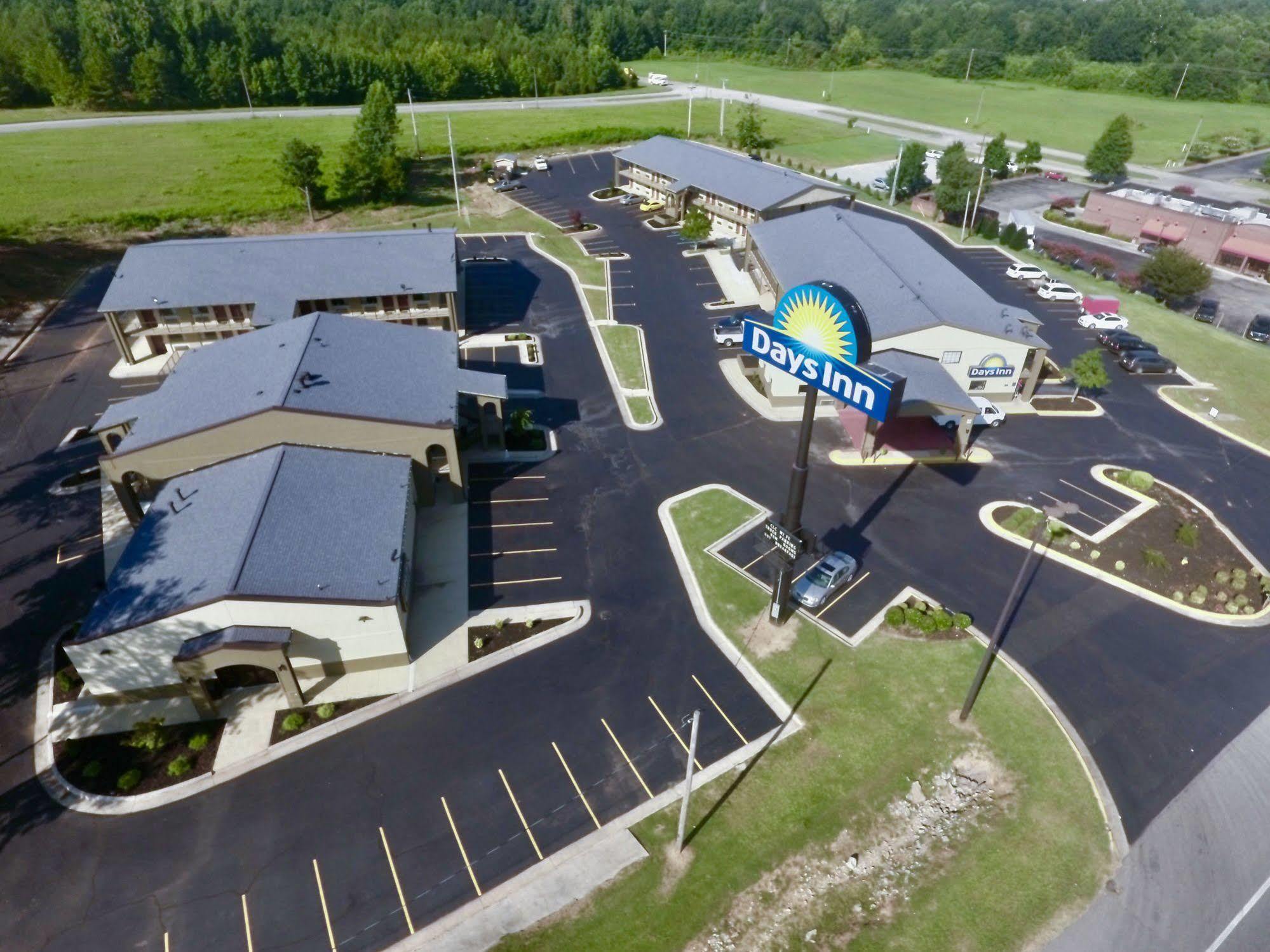 Days Inn & Suites By Wyndham Athens Exterior photo