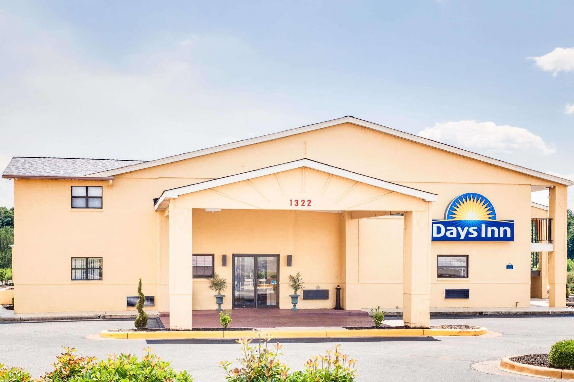 Days Inn & Suites By Wyndham Athens Exterior photo